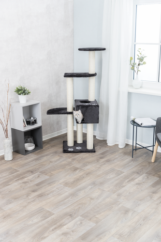 TRIXIE Kratzbaum Alicante anthrazit in einem Zimmer