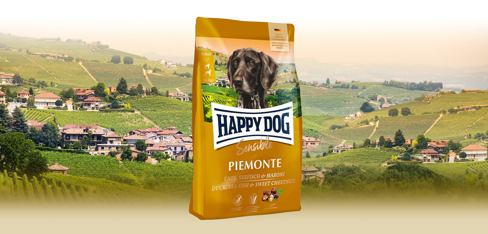 Das Hundefutter Happy Dog Sensible Piemonte vor einer schönen italienischen Hügellandschaft.
