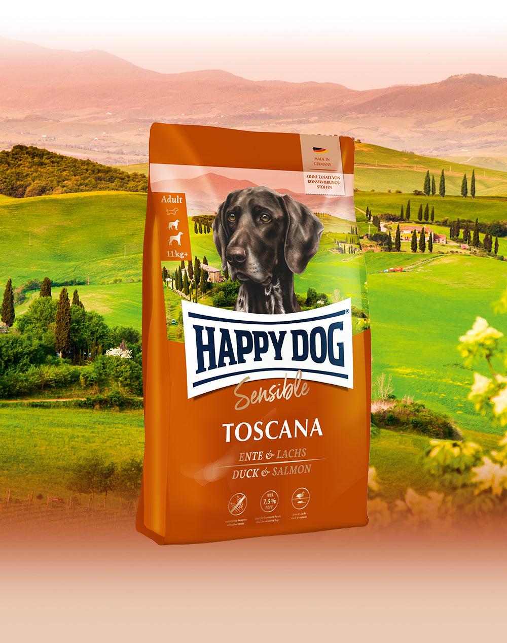 Das Hundefutter Happy Dog Sensible Toscana vor einer typisch italienischen Hügellandschaft.