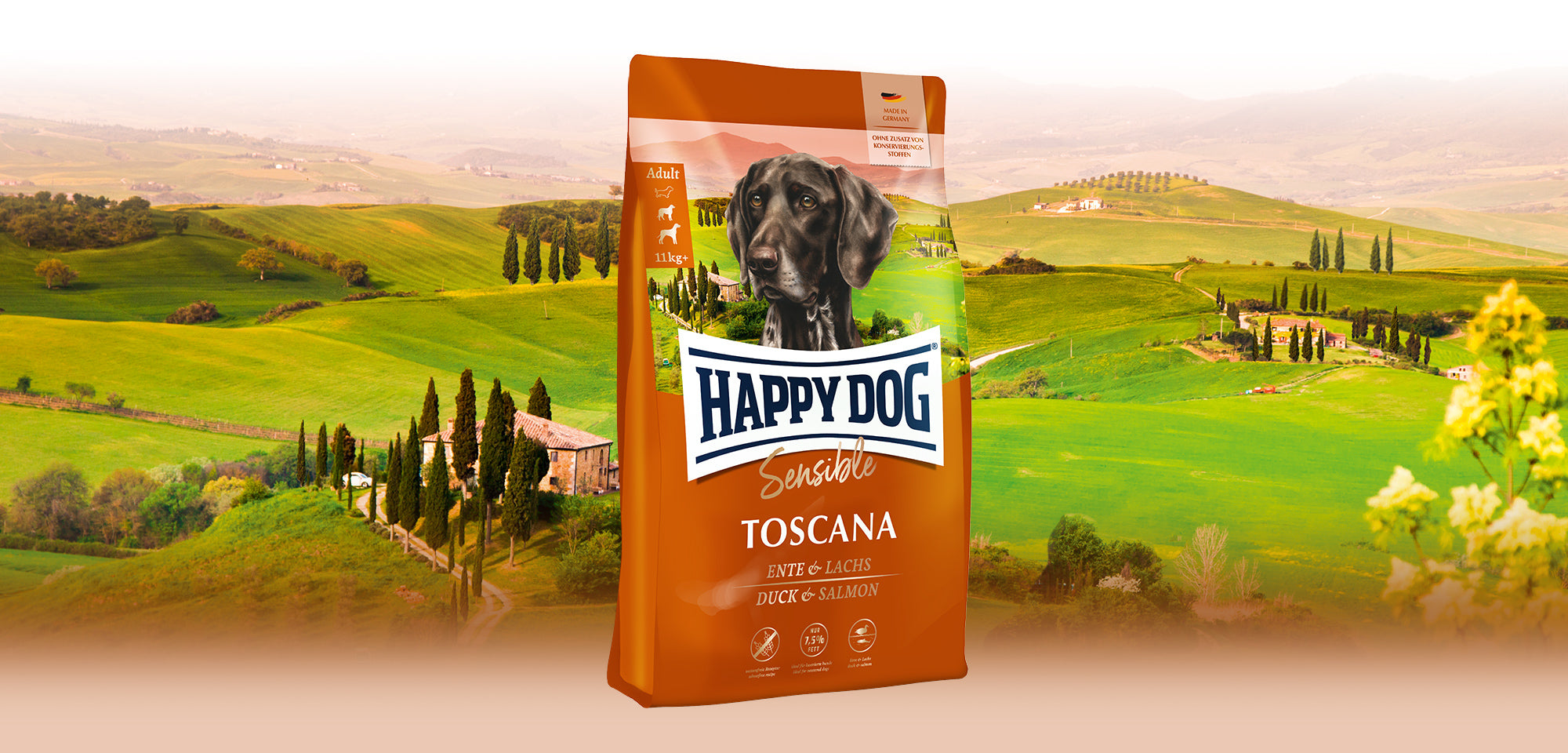 Das Hundefutter Happy Dog Sensible Toscana vor einer typisch italienischen Hügellandschaft.